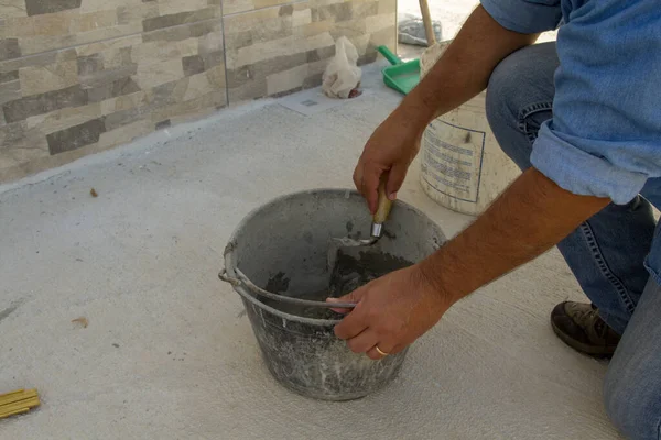 물통에 시멘트와 접착제를 Bricklayer의 이미지 — 스톡 사진