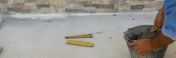 Obraz Rąk Murarza Mieszających Cement Klej Wiadrze Ręczne Prace Murarskie — Zdjęcie stockowe