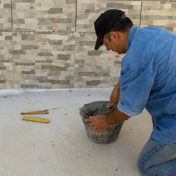 물통에 시멘트와 접착제를 Bricklayer의 이미지 타일링의 — 스톡 사진