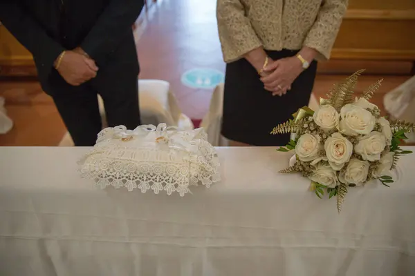 婚礼期间 一个有结婚戒指和新娘花束的枕头放在长椅上的图片 结婚50周年庆祝活动 — 图库照片