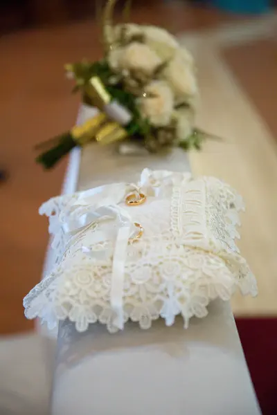 結婚指輪付きの枕と 式典中にベンチに置かれたブライダルブーケのイメージ 結婚50周年記念式典 — ストック写真