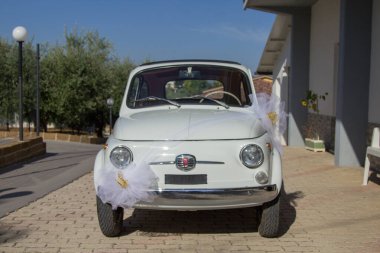 Eski bir İtalyan arabası Fiat 500. İtalya 'nın sembol otomobili, Floransa' da düzenlenen bir törenle kuruldu.