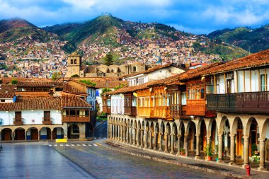 Peru 'nun eski Cusco kasabası, geleneksel koloni tarzı evler. Balkonları ve kemerleri olan ana meydan Plaza de Armas, St Francis kilisesi ve And Dağları' nın çevresindeki evler.