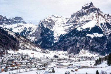 Engelberg kasabası, Orta İsviçre 'deki Alp Dağları' nda popüler bir kış kayak merkezi.