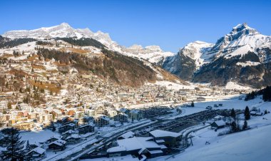 Engelberg kasabasının panoramik manzarası, Orta İsviçre, Alps dağlarında popüler bir kış kayak merkezi.