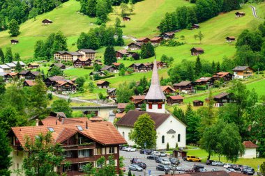 Bir Alp Vadisi 'ndeki Lauterbrunnen köyü İsviçre' nin Alp Dağları 'ndaki Bernese Oberland, İsviçre
