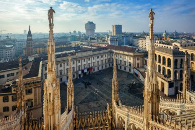 Milan şehri, İtalya 'daki Duomo katedralinin çatısından görüldü.