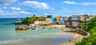 Güney Galler, Pembrokeshire, Birleşik Krallık 'ta popüler bir tatil beldesi olan tarihi Tenby Old Town' daki panoramik evler ve liman manzarası