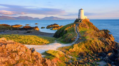 Twr Mawr deniz feneri, Anglesey adasının simgesel simgesi, günbatımında panoramik manzara, Galler, Birleşik Krallık