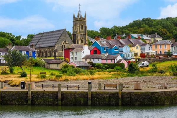 Παραδοσιακά Πολύχρωμα Σπίτια Και Την Εκκλησία Στην Ιστορική Πόλη Aberystwyth — Φωτογραφία Αρχείου