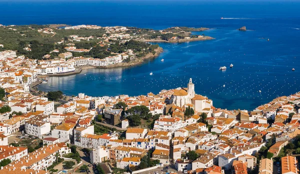 西班牙加泰罗尼亚科斯塔布拉瓦地中海海岸风景如画的卡达基镇全景 卡达基是著名的画家萨尔瓦多 达利的出生地 — 图库照片