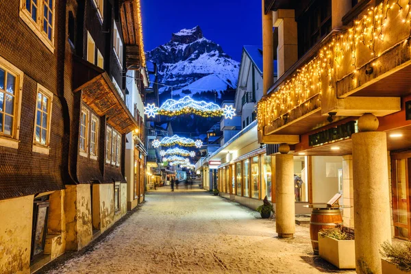 스위스 알프스산맥 리조트인 베르크 시가지에 거리에 크리스마스 전통적 — 스톡 사진
