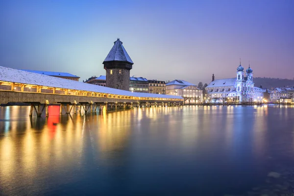 歴史的なルツェルン旧市街 スイス 冬の夜にルツェルン川に映る木造礼拝堂橋 給水塔 聖フランシスイエズス会教会 — ストック写真