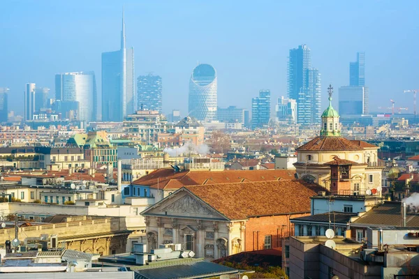 意大利米兰市历史古城和现代天际线 — 图库照片