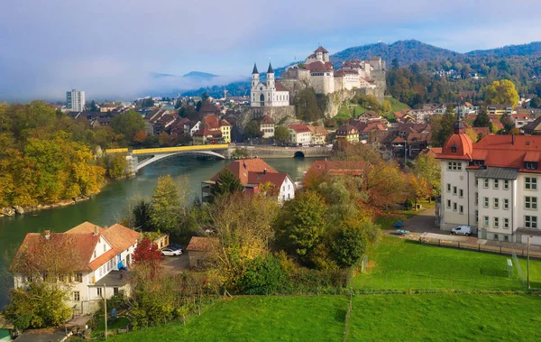 オーブルクの歴史ある旧市街と スイスのオーガウ州にあるアレー川沿いのオーブルク城 オーブルク城は スイス最大の城の一つです ストックフォト
