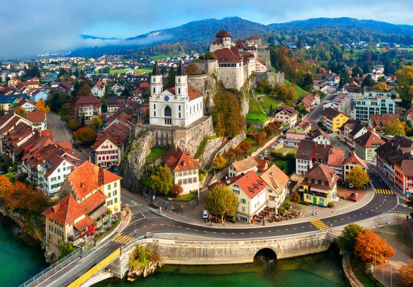 オーブルクの歴史ある旧市街と スイスのオーガウ州にあるアレー川沿いのオーブルク城 オーブルク城は スイス最大の城の一つです ストックフォト