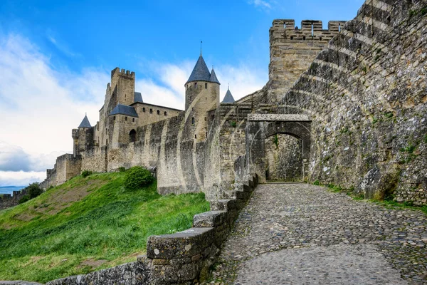 フランス カルカソンヌの中世の城壁の町への入り口の門の壁と塔 ストック画像