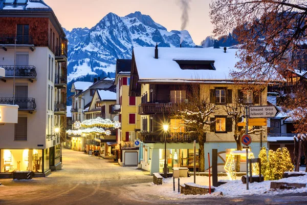 アルプス山脈の人気スキー場エンゲルバーグ村の旧市街中心部の通りにクリスマスの装飾 中央スイス ロイヤリティフリーのストック画像