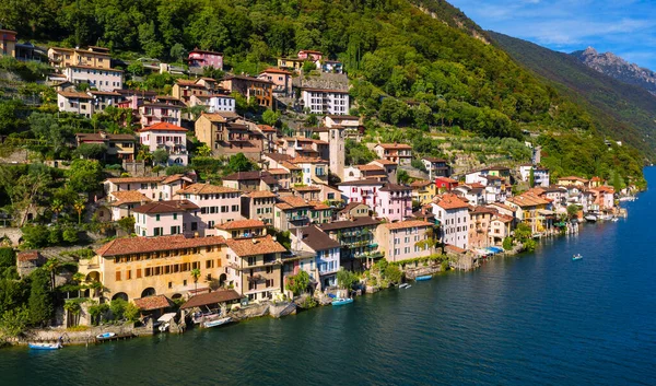 スイスアルプス山脈 カントンティチーノ スイスのルガーノ湖の歴史的ガンドリア村の空中パノラマビュー ロイヤリティフリーのストック写真