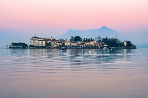 イゾラ または美しい島 湖ラゴ マッジョーレ イタリアの人気の観光地のボーロマス諸島の一つの夕日の景色 ロイヤリティフリーのストック画像