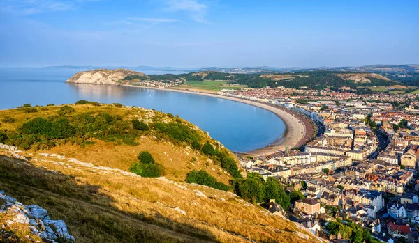 イギリスのウェールズ最大の海辺のリゾートであるLlandudnoは アイルランド海の湾にある長い遊歩道と砂のビーチで有名です ストック画像