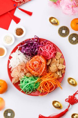 Yee Sang, Yusheng, Lo Hei veya Lou Sang Çin usulü çiğ balık salatasıdır. Bolluk, Refah ve Vigor 'un sembolü. Çin Çiğ Salatası