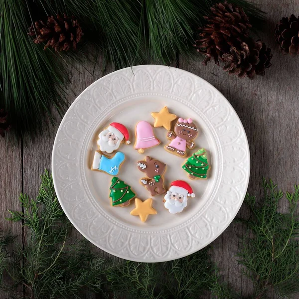 Тарелка Вкусным Рождественским Сахарным Печеньем Деревянном Столе Вид Сверху — стоковое фото