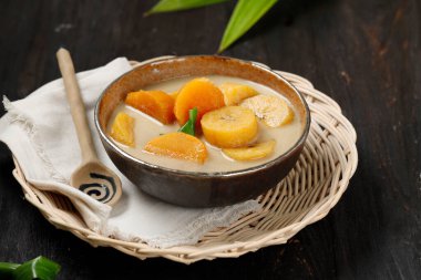 Kolak Pisang Ubi, muz ve şeker şurubunda tatlı patates. Endonezya Popüler Ramazan Tatlısı