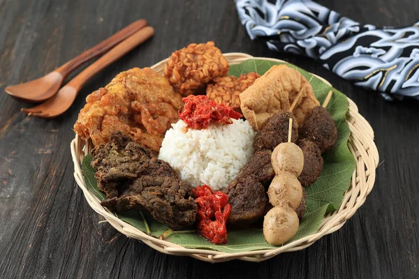 Nasi Jamblang Atau Sega Jamblang Cirebon Mix Rice Wraooed Dengan — Stok Foto