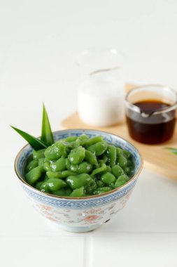 Cendol veya Dawet, Geleneksel Endonezya Tatlısı Pirinç unu ve Pandan yaprağından yapılır, Palm Sugar Sıvısı ve Hindistan cevizi sütüyle soğuk servis edilir.. 