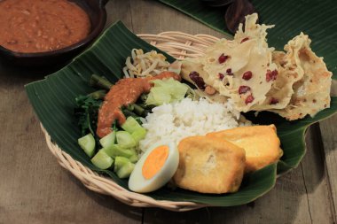 Nasi Pecel Madiun, Endonezya yemeği pilav ve haşlanmış yumurta ve fıstık soslu sebzeler.