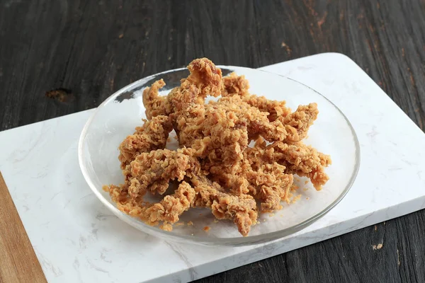 Knusprige Gebratene Hühnerhaut Mit Mehl Überzogen Herzhafter Snack Asiatische Beilage — Stockfoto