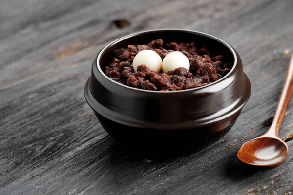Patjuk Korean Red Bean Porridge Rice Cake Top 식탁에서 봉사하다 — 스톡 사진