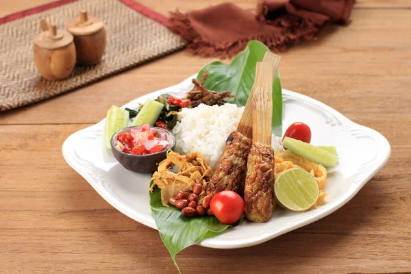 Nasi Campur Bali Indonesia Mix Rice Bali Dengan Sate Lilit — Stok Foto