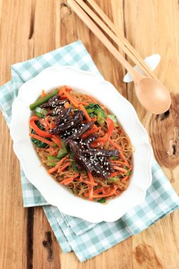 Üst Manzara Koreli Japchae Bulgogi, Kızarmış Vermicelli ve Havuç ve Çan Biberi