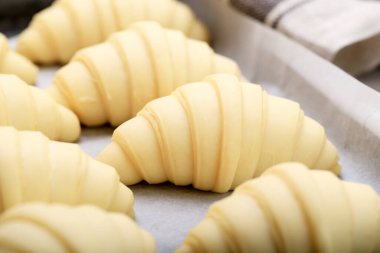 Pastanedeki Sahne Arkasında, Beyaz Fırın Kağıdında Kruvasan Pişirmeye Hazır