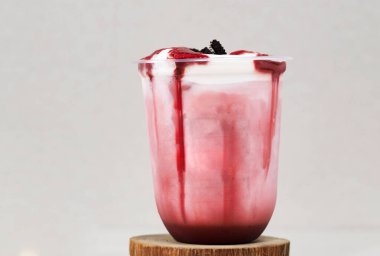 Plastik Kupada Kırmızı Kadife Süt İçiyor. Kurabiyeli Crumb Topping. Taze içecek içecek kavramını uygula