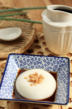 Tofu Pudingi ya da Jimami Tofu. Okinawa Geleneksel Yemekleri. Tofu pudingine fındık serpin. 