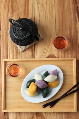 Songpyeon, Yarım Ay şekilli pirinç keki. Songpyeon, Kore 'de yeni yılda yenen geleneksel bir yemektir..