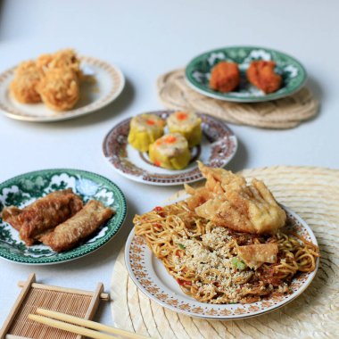 Mie Gacoan ve Dim SUm Side Dish. Mie Gacoan, Baharatlı Kızarmış Erişte Tavuk Tepesi ve Kızarmış Dimsum. 