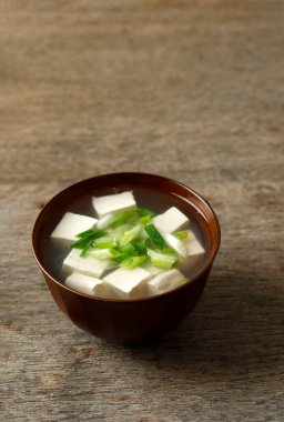 Kasedeki Miso Çorbası Kırsal Ahşap Masa Arkaplanı 'nda, anlaşıldı. Tofulu Japon Miso Çorbası, Asya yemeği..