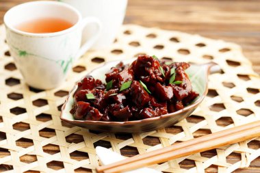 Karamelize edilmiş tatlı soya soslu tavuk göğsü, Asya yemeği. 