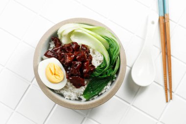 Lu Rou Fan, Tayvan yemeği Soya sosunda haşlanmış domuz eti ve beş baharat tozu, ve pirinç üzerine servis edilir.