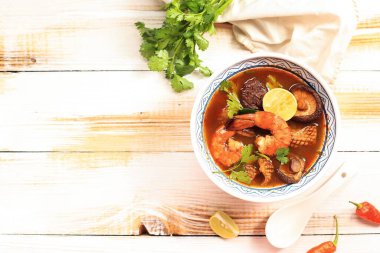 Tom Yum Kung Baharatlı Tayland Çorbası Çin Seramik Kasesinde Beyaz Tahta Masa Arkaplanı, Üst Görünüm, Kopya Boşluğu