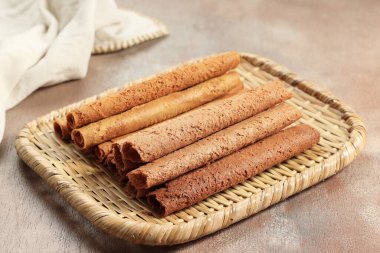 İki Varioua Çıtır Yumurta Yuvarlağı ya da Çin Waffle Roll 'u Rattan Tabağında