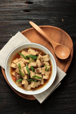 Top View Mapo Tofu, Baharatlı Chili Çin Yemeği Cubed White Tofu, Ground Beef ve Sichuan Pepper Spice 