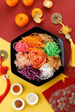 Somon Yee Sang veya Yusheng, Çin Yeni Yıl Kutlaması Çanağı, Top View Red ve Yellow Imlek Kavramı