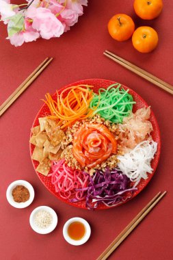 Sağlıklı Ev Yapımı Yee Sang Salatası. Renkli Refah Fırlatışı, Baharatlı, Tatlı ve Ekşi Giyimli Çiğ Yenilen