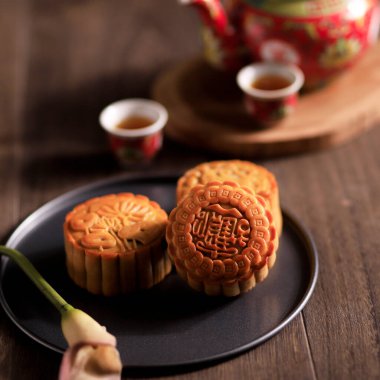 Sonbahar ortası için Çin Mooncake Festivali, Çayla servis edilir, Tahta Masa üzerinde 