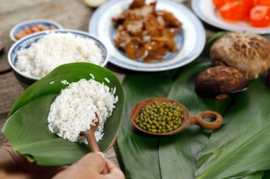 Çin pirinçli börek, Zongzhi veya Bakcang hazırlığı. Bambu Yapraklı Beyaz Yapışkan Pirinç Paketleme